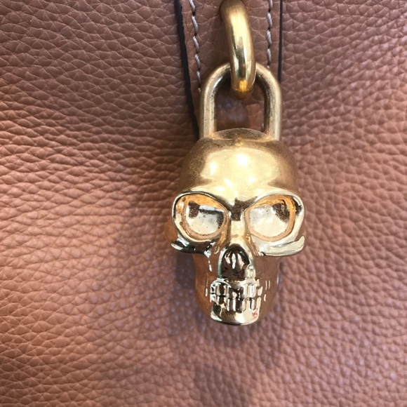 Alexander McQueen Large Pebbled Camel Leather Tote - Picture 8 of 8